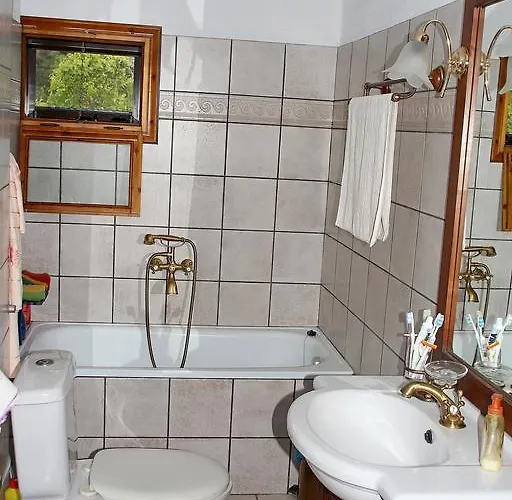 Katoikia Me Ta Pitharia